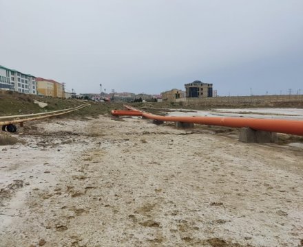 Qumyataq Nasos Stansiyası ilə Heydər Əliyev adına NEZ arasu su kəmərinin tikintisi.