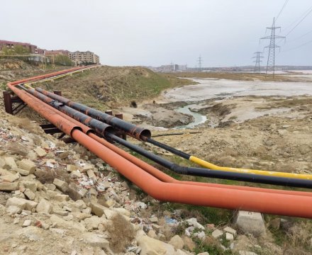 Qumyataq Nasos Stansiyası ilə Heydər Əliyev adına NEZ arasu su kəmərinin tikintisi.