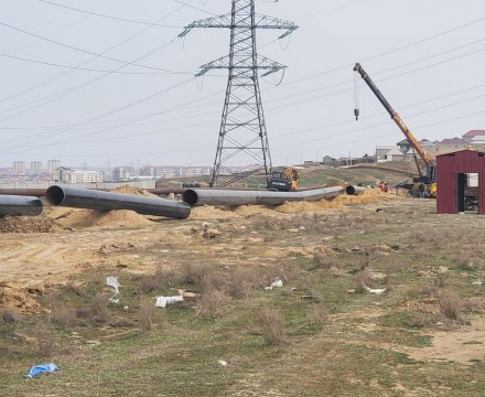 Qumyataq Nasos Stansiyası ilə Heydər Əliyev adına NEZ arasu su kəmərinin tikintisi.
